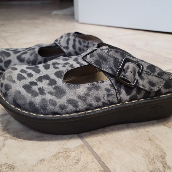 Shoes - Picture 2 of 4